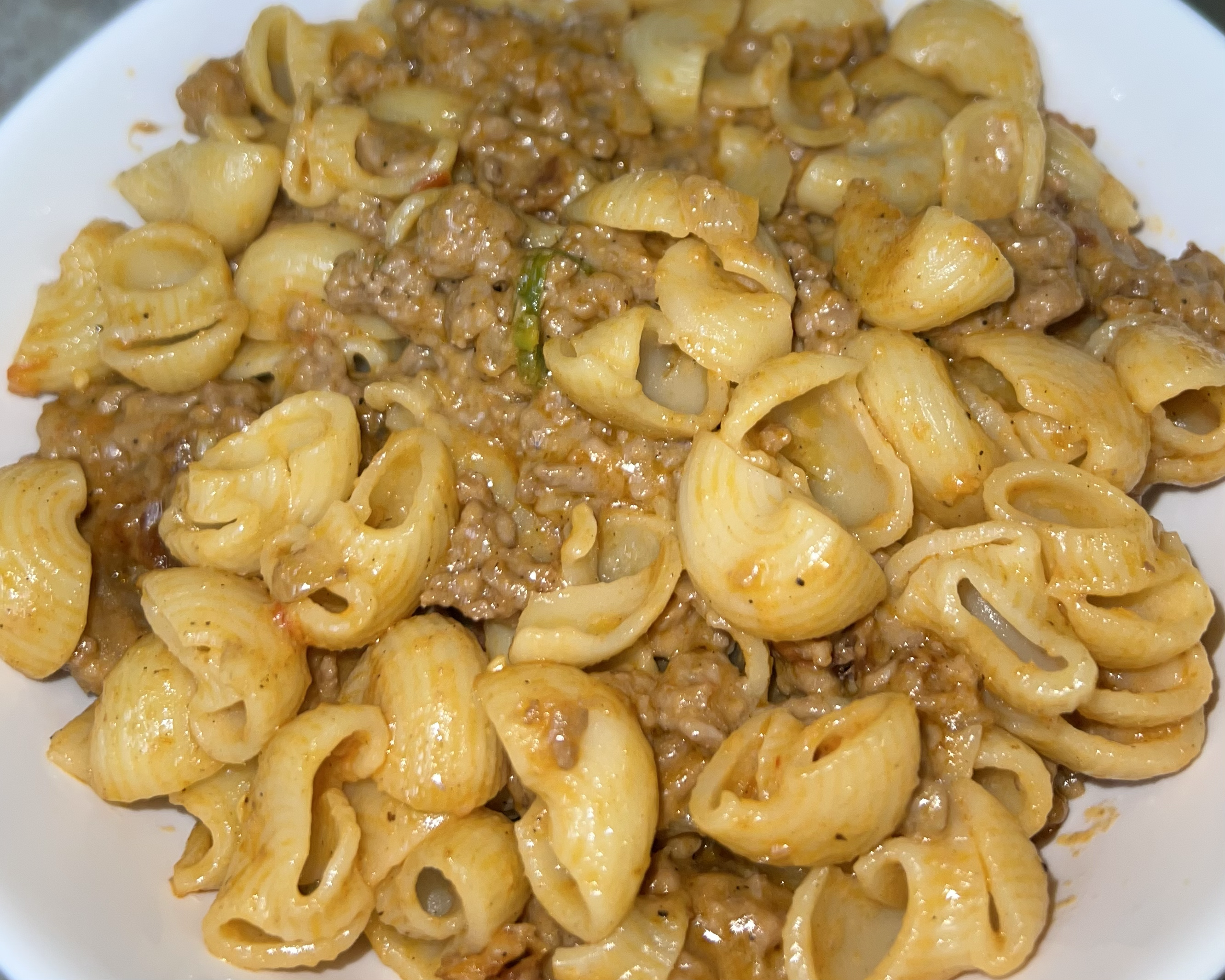 Coditos con Carne y Queso