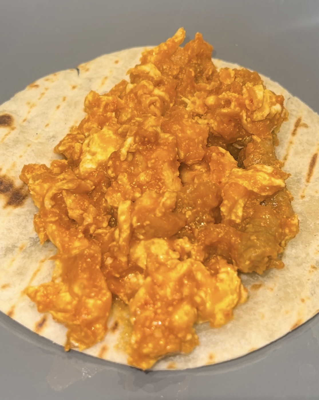 Huevo con Chicharrón en Salsa Roja