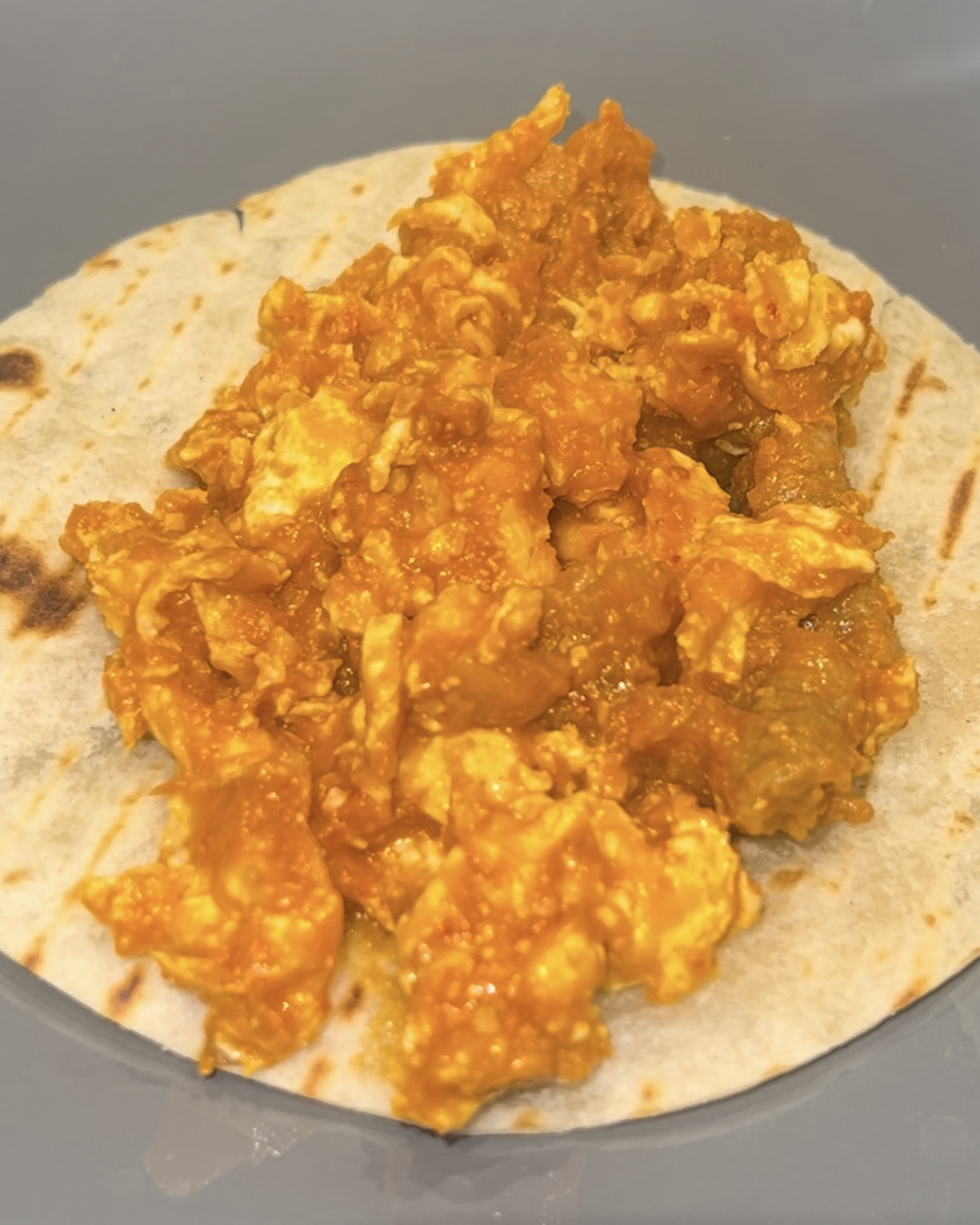 Huevo con Chicharrón en Salsa Roja