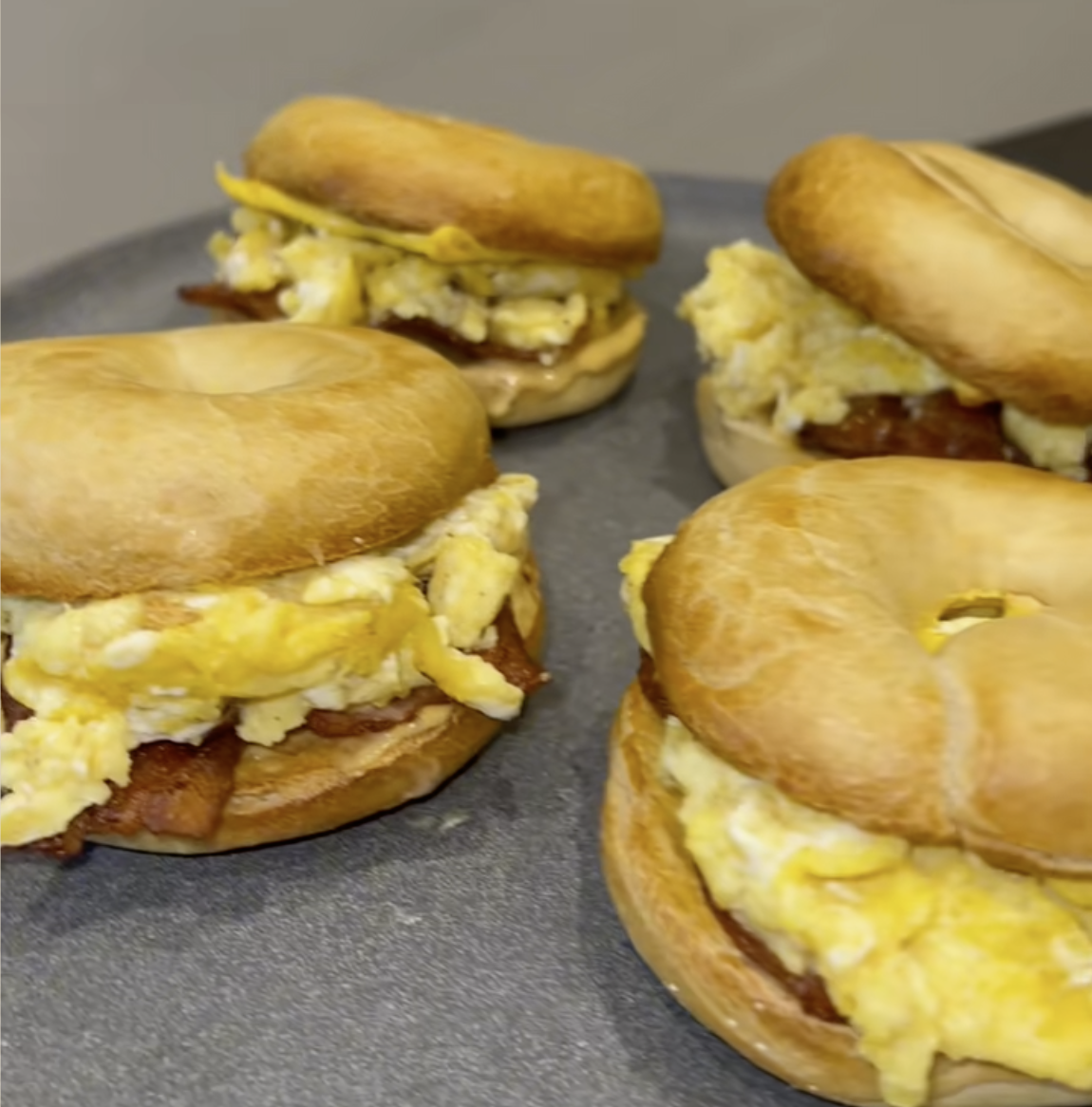 Mini Bagels de Huevo con Tocino