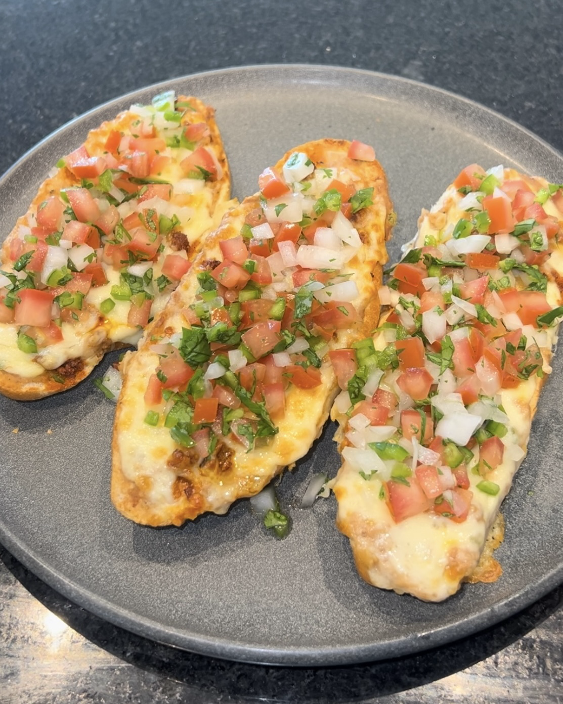 Molletes con Pico de Gallo