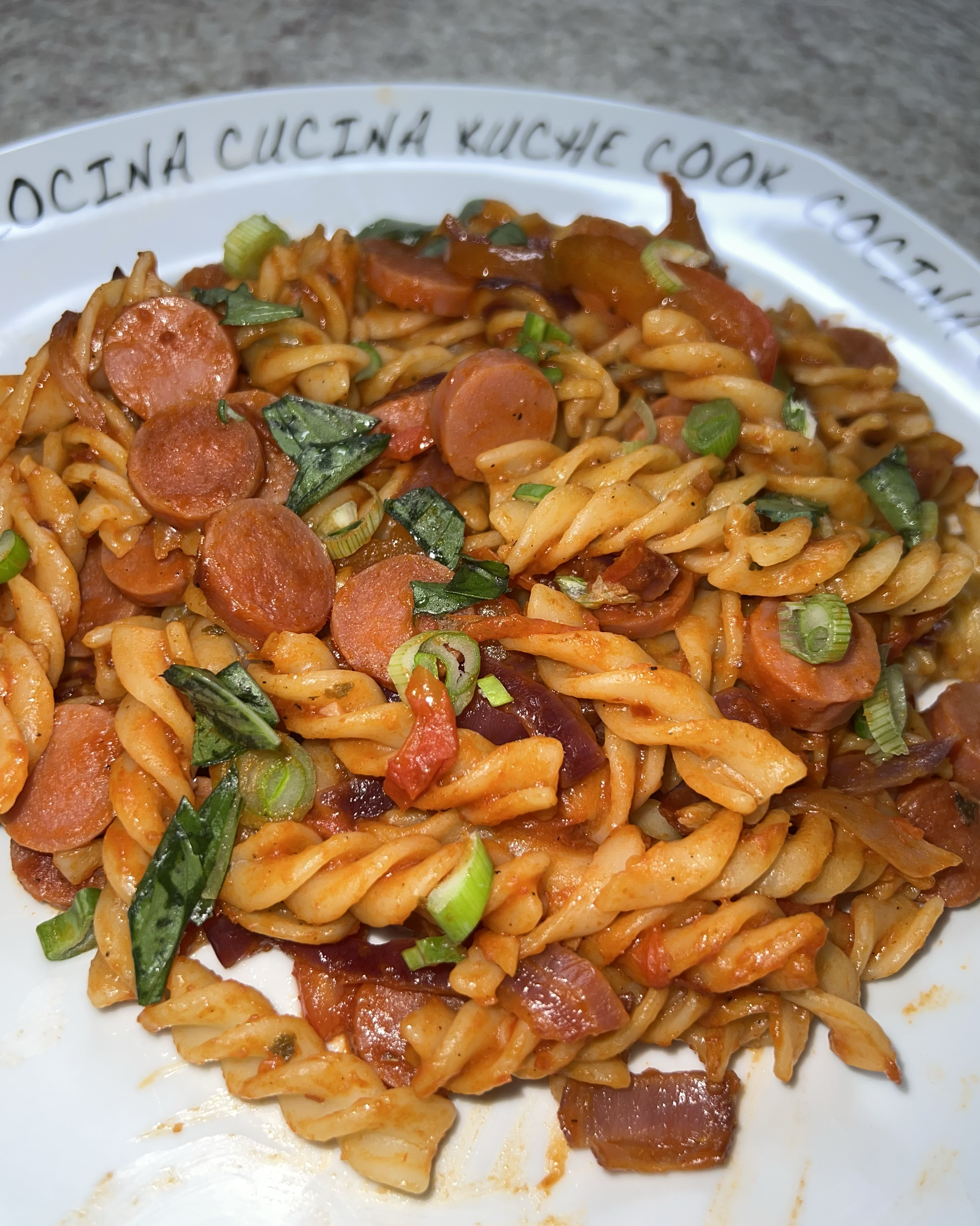 Pasta Roja con Salchicha
