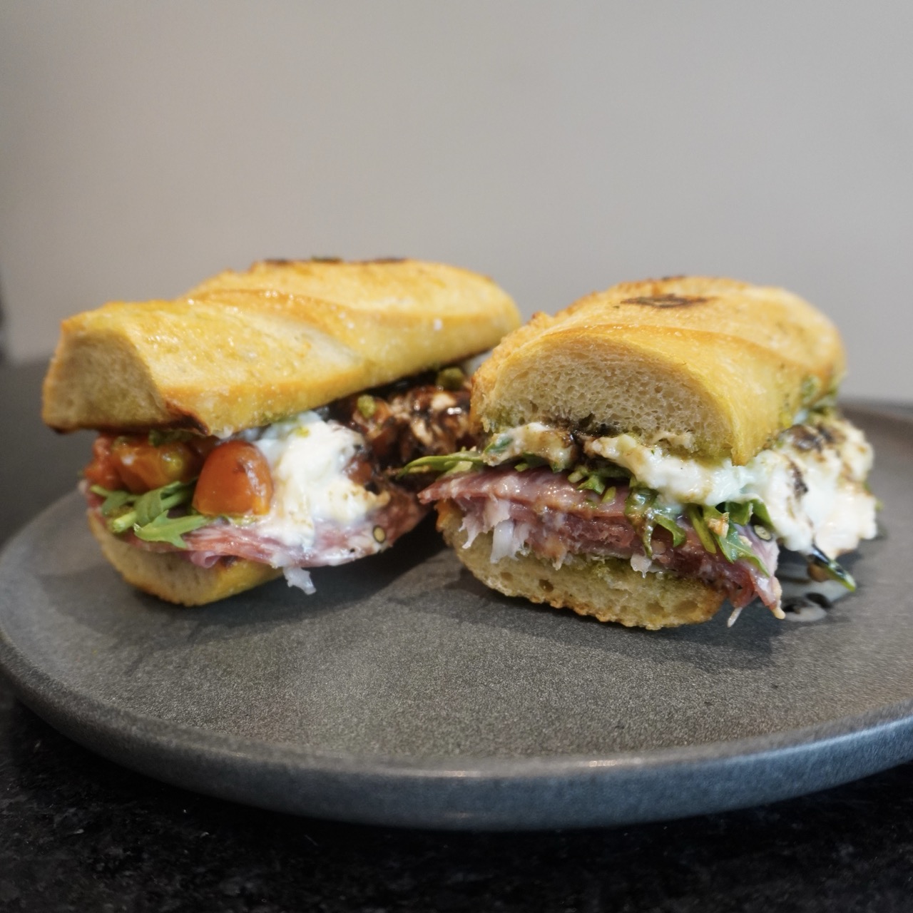 Sandwich de Jamón Serrano con Pesto