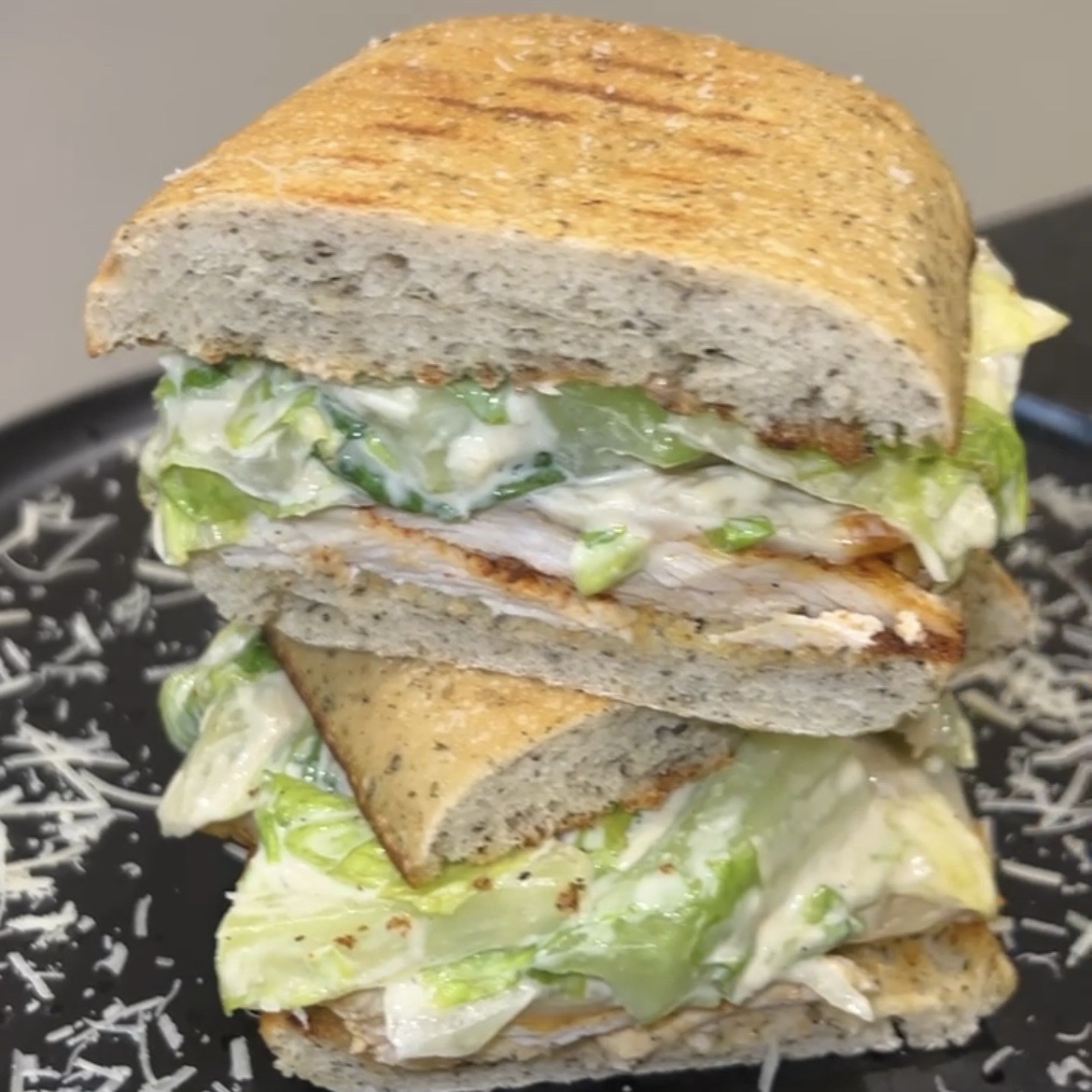 Sándwich de Pollo con Ensalada César