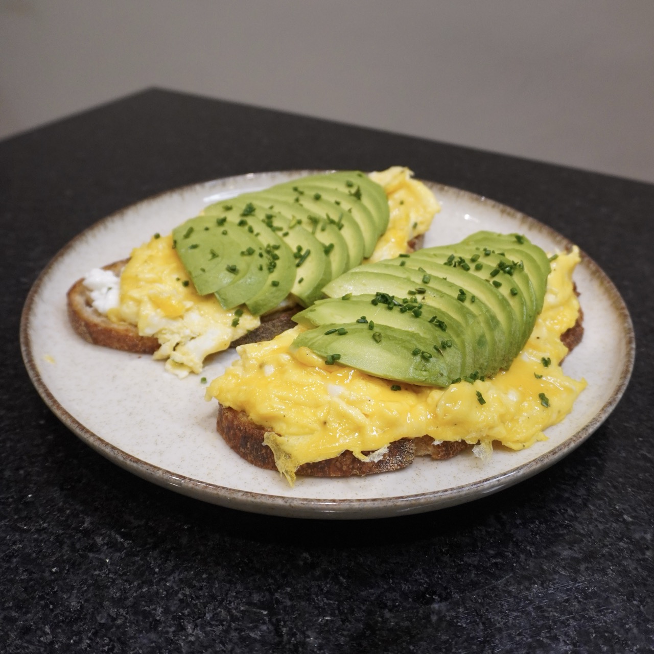 Toast de Huevo con Aguacate